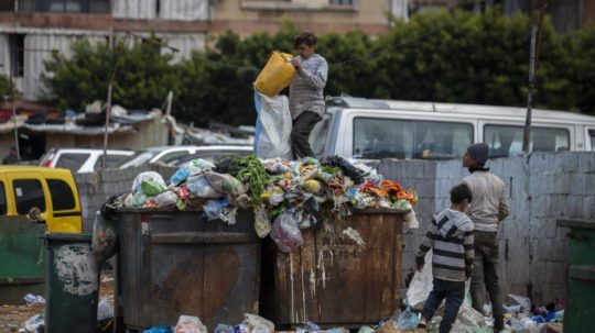 deti sa prehrabávajú v odpadkoch neďaleko trhu v libanonskom Bejrúte