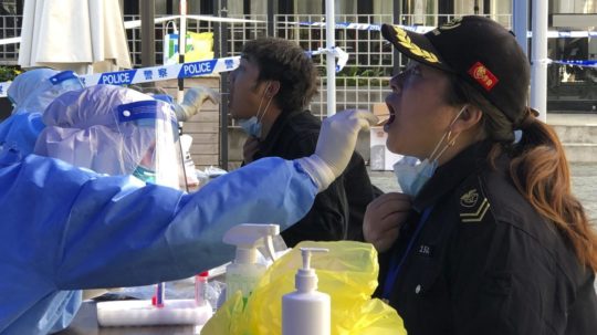Zdravotník v ochrannom odeve počas ďalšieho kola masového testovania obyvateľov na ochorenie COVID-19 po vyhlásení lockdownu v štvrti Jingan, v západnej časti čínskeho Šanghaja.