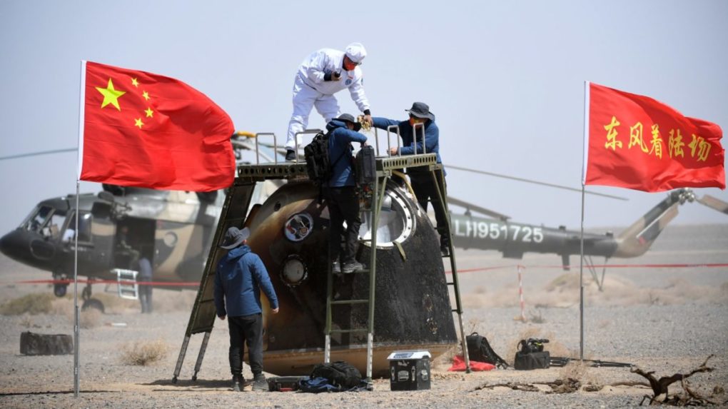 Pristátie návratového modulu v púšti Gobi.
