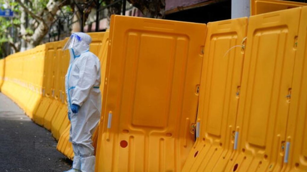 Šanghaj bojuje s koronavírusom. Okolo budov stavajú ploty a zátarasy