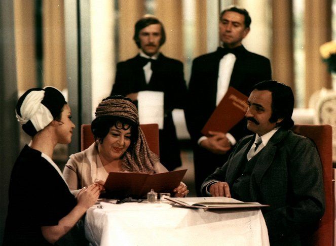 Stella Zázvorková (uprostred), Eva Trejtnarová-Hudečková (vľavo) a Josef Somr vo filme Což takhle dát si špenát (1977).