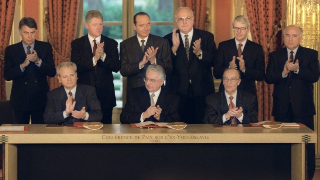 Na snímke z roku 1995 sediac zľava prezident Srbska Slobodan Miloševič, prezident Chorvátska Franjo Tudman, prezident Bosny a Hercegoviny Alija Izetbegovič a stojac zľava španielsky premiér Felipe González, americký prezident Bill Clinton, francúzsky prezident Jacques Chirac, nemecký kancelár Helmut Kohl, britský premiér John Major a ruský premiér Viktor Černomyrdin, ktorý boli prítomní pri podpise Daytonskej mierovej zmluvy.