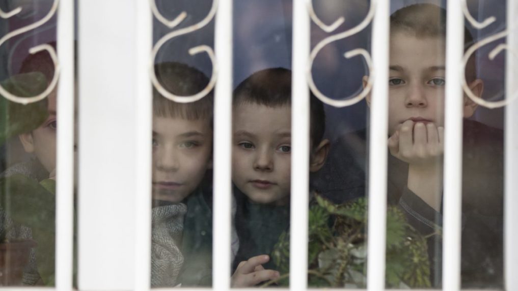 Dve tretiny ukrajinských detí sú po invázii mimo domova