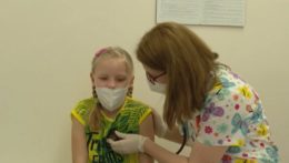 Lekárka vykonáva preventívnu prehliadku dievčaťu z Ukrajiny.