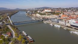 Rieka Dunaj a mesto Bratislava.