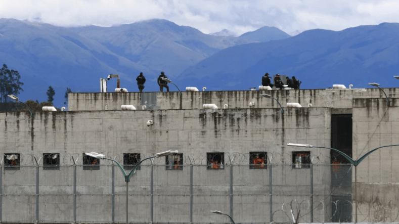 Krvavá bitka v ekvádorskej väznici si vyžiadala najmenej trinásť obetí