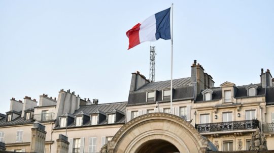 Na snímke francúzska vlajka vejúca na Elyzejským palácom v Paríži.