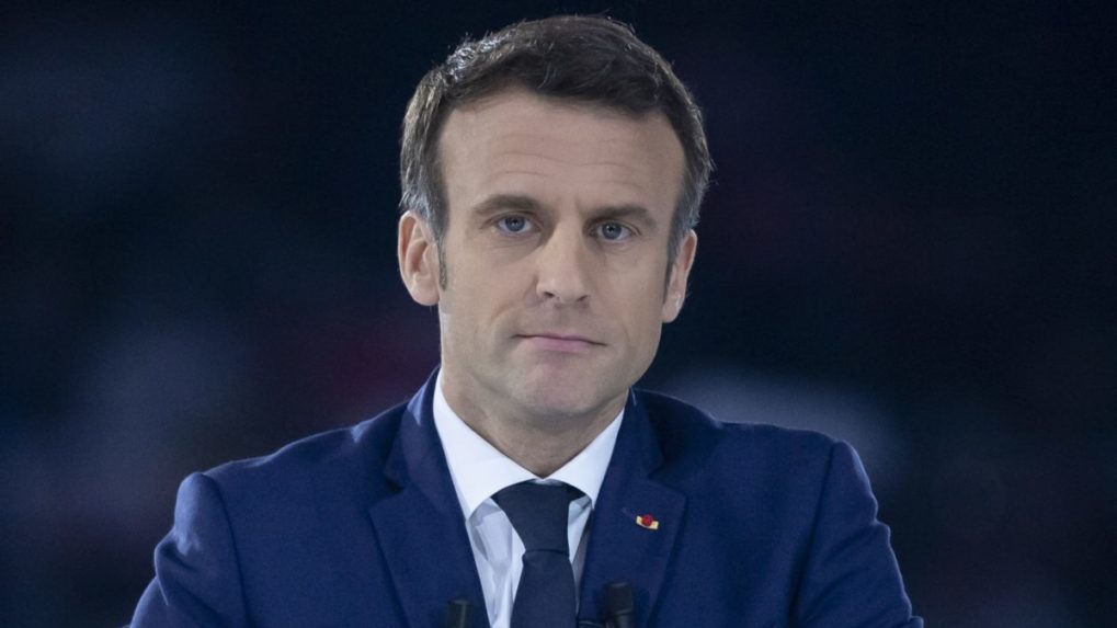 Ak voľby vyhrá Macron, francúzska vláda podá demisiu, tvrdí premiér