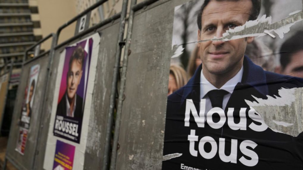 Na snímke roztrhnutý predvolebný plagát zobrazujúci úradujúceho francúzskeho prezidenta Emmanuela Macrona.