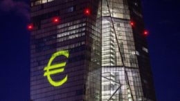 Na snímke svetelná inštalácia na budove Európskej centrálnej banky.