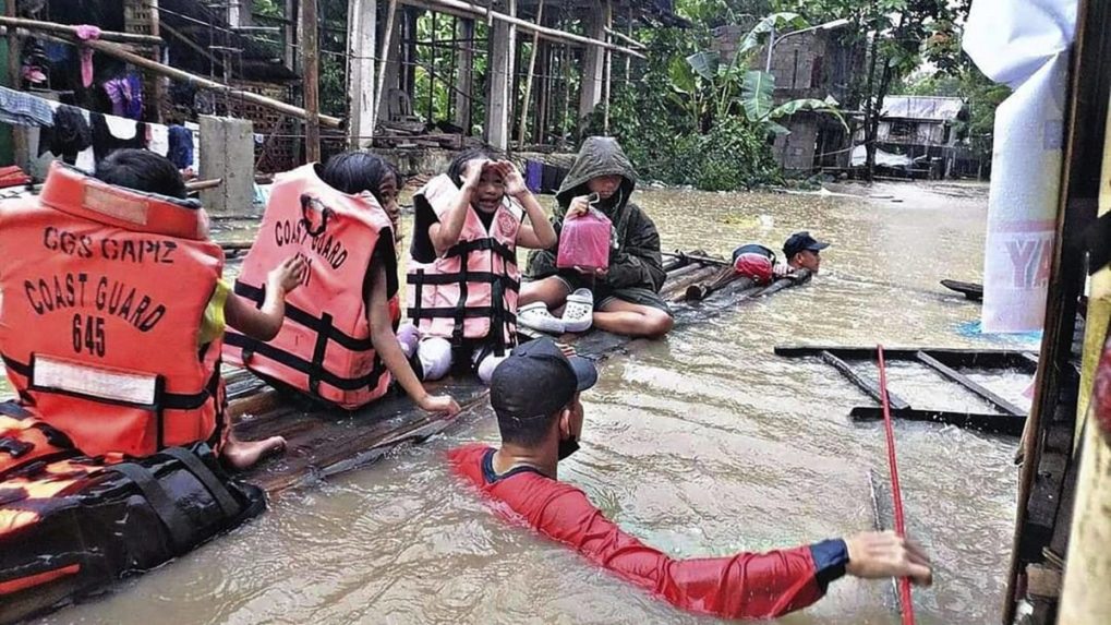 Počet obetí záplav a zosuvu pôdy na Filipínach stúpol na 58