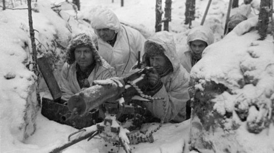 Fínsky vojaci za guľometom Maxim M/32-33 počas obrany v Zimnej vojne v decembri 1939.