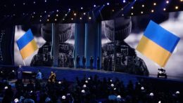 Ukrajinská speváčka Mika Newtonová a americký spevák John Legend spievajú pieseň Free na podporu Ukrajiny.