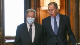 Ruský minister zahraničných vecí Sergej Lavrov (vpravo) a generálny tajomník OSN Antonio Guterres.