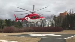 Vrtuľník pristáva na heliporte.