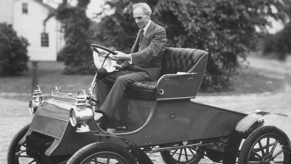 Naplnil svoju víziu o cenovo dostupných autách. Henry Ford zmenil filozofiu práce
