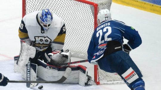Hokejový zápas medzi HK Nitra a HC Slovanom Bratislava.