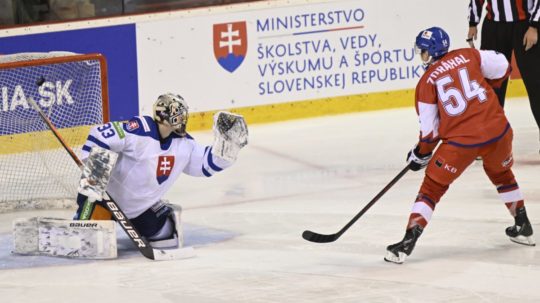 Na snímke sprava Patrik Zdráhal (Česko) a prekonaný brankár Dominik Riečický (Slovensko) v samostatnom nájazde v prípravnom hokejovom zápase pred MS 2022 Slovensko - Česko.