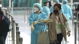 zdravotnícki pracovníci na hongkonskom letisku