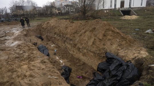 masový hrob v meste Buča pri Kyjeve.