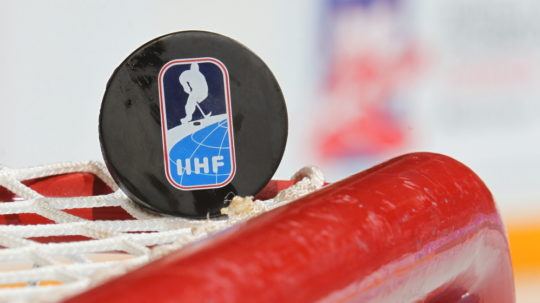 Hokejový puk s logom IIHF.