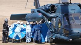 Na snímke Pohotovostný personál preváža zachránenú osobu v Shari na severnom ostrove Hokkaido v nedeľu 24. apríla 2022.