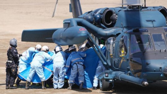 Na snímke Pohotovostný personál preváža zachránenú osobu v Shari na severnom ostrove Hokkaido v nedeľu 24. apríla 2022.