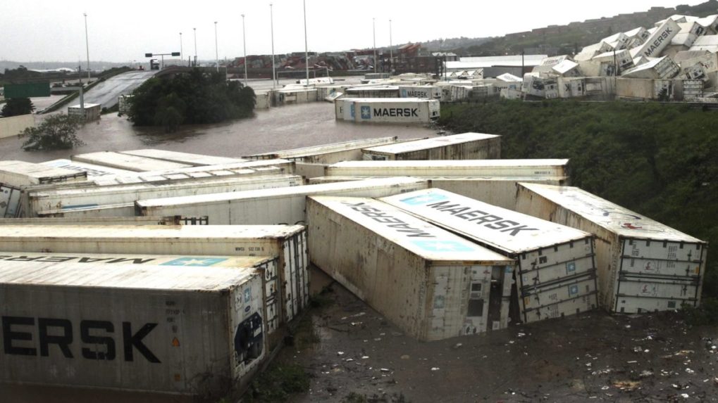 Prepravné kontajnery, ktoré odplavili záplavy počas lejakov v Isipingu neďaleko Durbanu v Juhoafrickej republike.