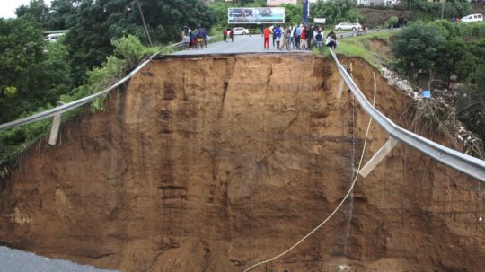 Ľudia stoja pred mostom, ktorý strhli záplavy počas lejakov v Ntuzume neďaleko Durbanu v Juhoafrickej republike.
