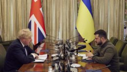 Britský premiér Boris Johnson a ukrajinský prezident Volodymyr Zelenskyj diskutujú počas stretnutia v Kyjeve.