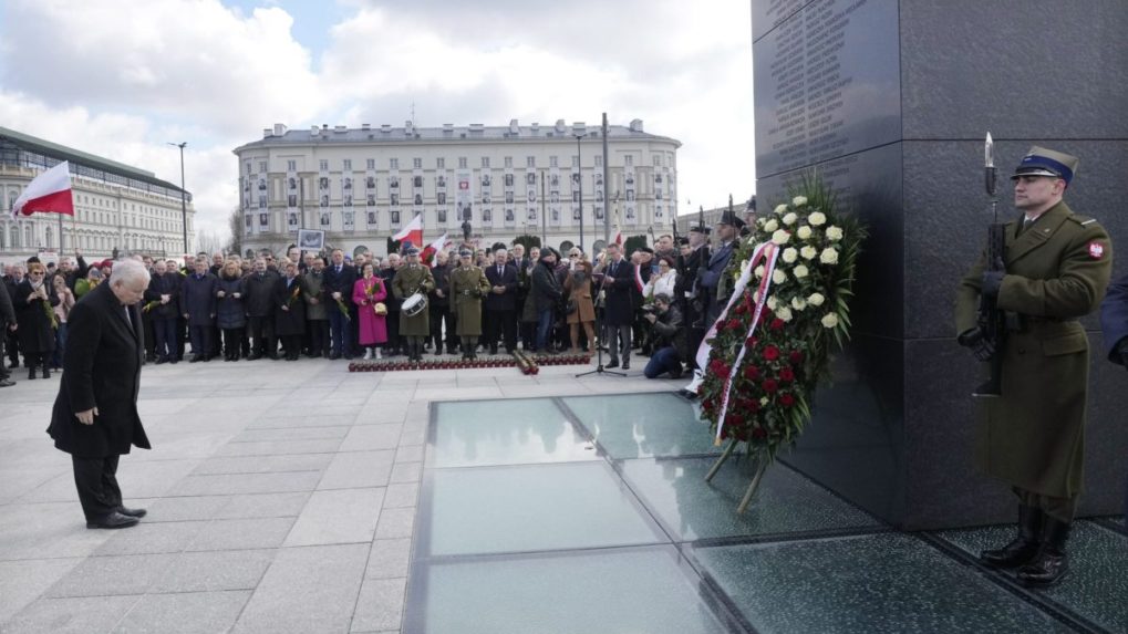 Poľský vicepremiér Jaroslaw Kaczyňski sa klania pred pamätníkom obetí vo Varšave pri príležitosti 12. výročia leteckého nešťastia pri ruskom meste Smolensk.
