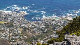 Pohľad zo Stolovej hory na Kapské mesto v Južnej Afrike.