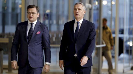Ukrajinský minister zahraničných vecí Dmytro Kuleba (vľavo) a generálny tajomník NATO Jens Stoltenberg.