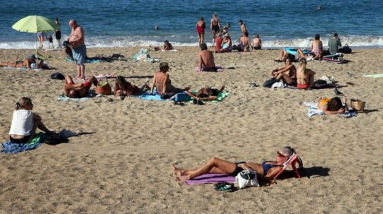 Ľudia sa opaľujú na pláži Biarritz v juhozápadnom Francúzsku.