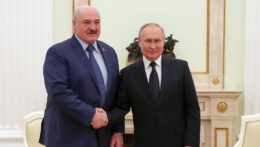 Ruský prezident Vladimir Putin si podáva ruku s bieloruským prezidentom Alexandrom Lukašenkom.