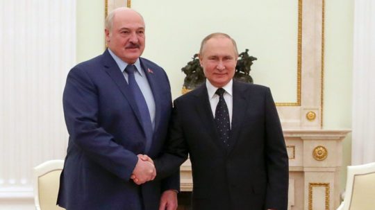 Ruský prezident Vladimir Putin si podáva ruku s bieloruským prezidentom Alexandrom Lukašenkom.
