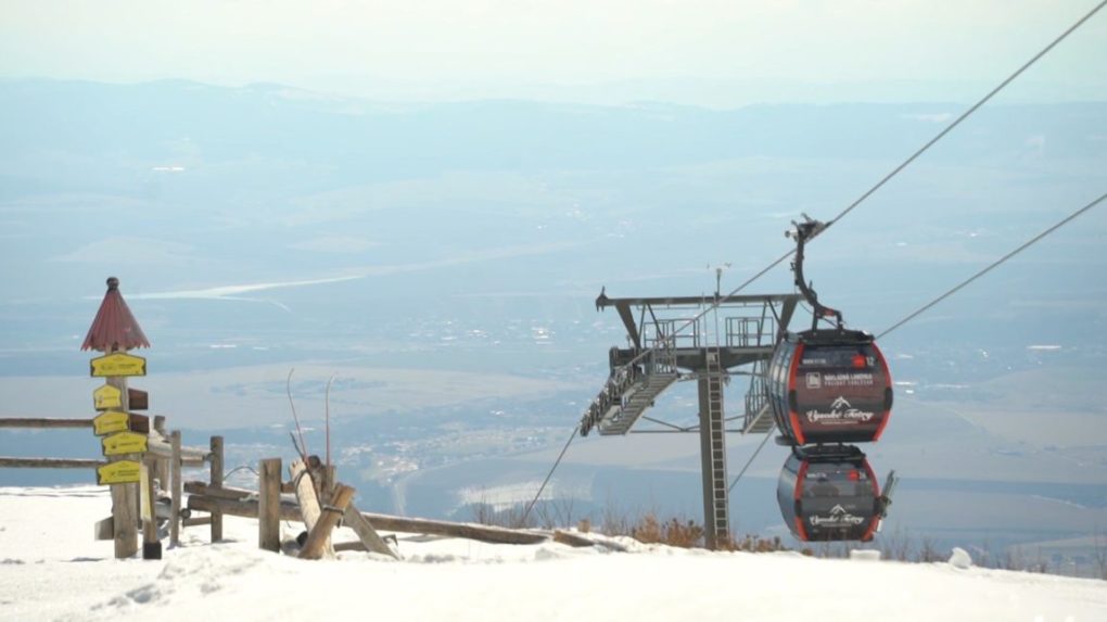V Tatrách stále lyžujú. Sezónu poznačilo pomalé uvoľňovanie pandemických opatrení a prajné počasie