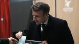 Súčasný francúzsky prezident a prezidentský kandidát Emmanuel Macron volí vo volebnej miestnosti.
