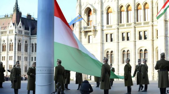 Na archívnej snímke maďarská vlajka, ktorú vztyčujú na Kossuthovom námestí pri príležitosti výročia vypuknutia revolúcie proti diktatúre a sovietskej okupácii z roku 1956 v Budapešti.