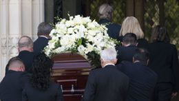Rakvu s pozostatkami bývalej americkej ministerky zahraničných vecí Madeleine Korbel Albrightovej prinášajú na poslednú rozlúčku do Národnej katedrály vo Washingtone.