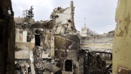 Zničená budova divadla v obliehanom prístavnom meste Mariupol.