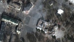 Satelitná snímka ukazuje zničene divadlo a priľahlé budovy v Mariupole.