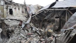 Zničená budova divadla v obliehanom prístavnom meste Mariupol.