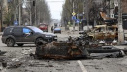 Časť zničeného tanku a zhorené vozidlo v ukrajinskom Mariupole.