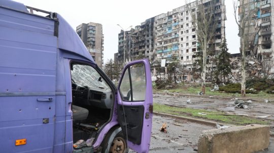 Zničené budovy v ukrajinskom meste Mariupol.