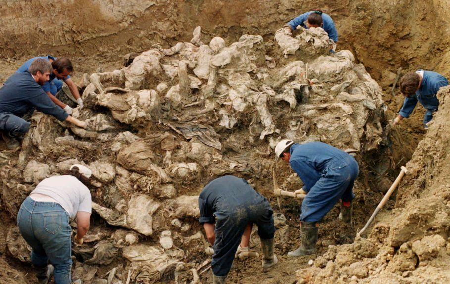 bývalej Juhoslávii (ICTY) odkrývajú masový hrob obetí srebrenického masakru.