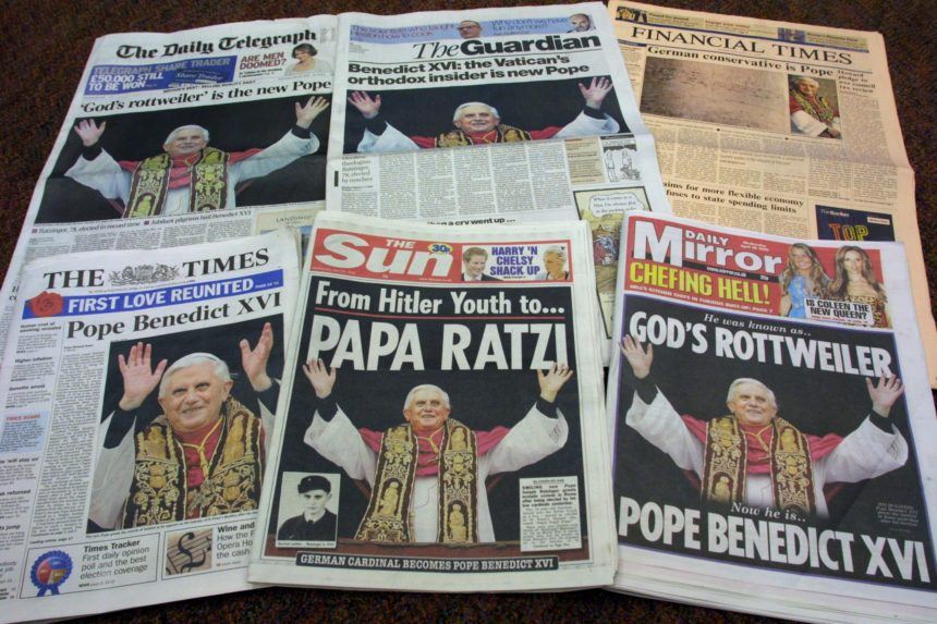 Vydania britských národných denníkov 20. apríla 2005 informovali o zvolení pápeža Benedikta XVI.