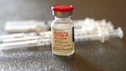 Ampulka s vakcínou proti ochoreniu COVID-19 od spoločnosti Moderna.