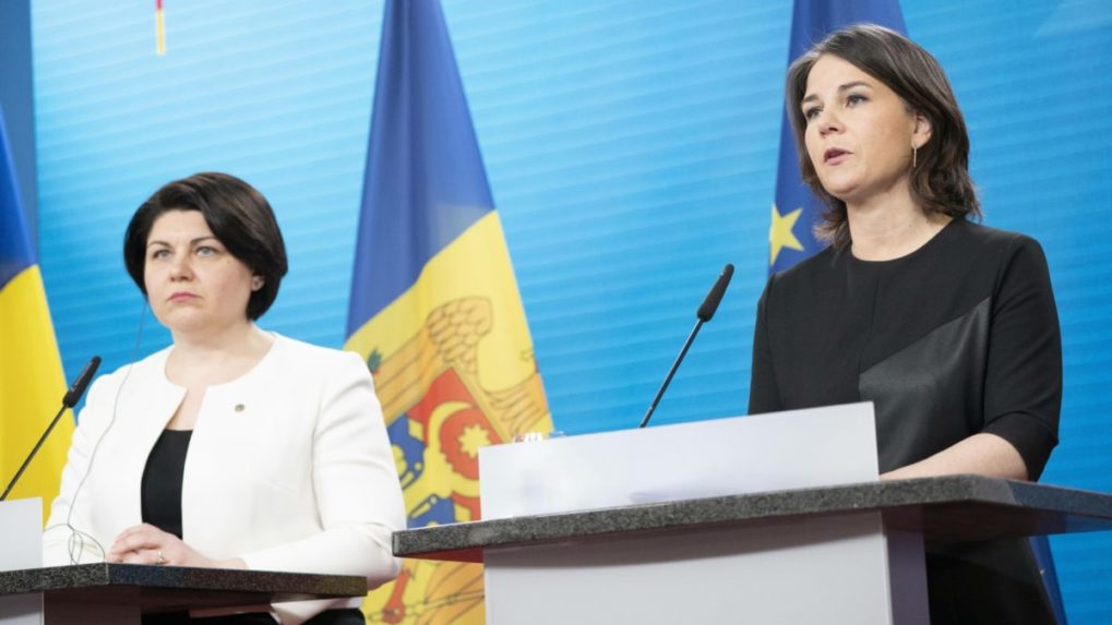 Moldavská premiérka Natalia Gavralitsaová a nemecká ministerka zahraničných vecí Annalena Baerbocková.