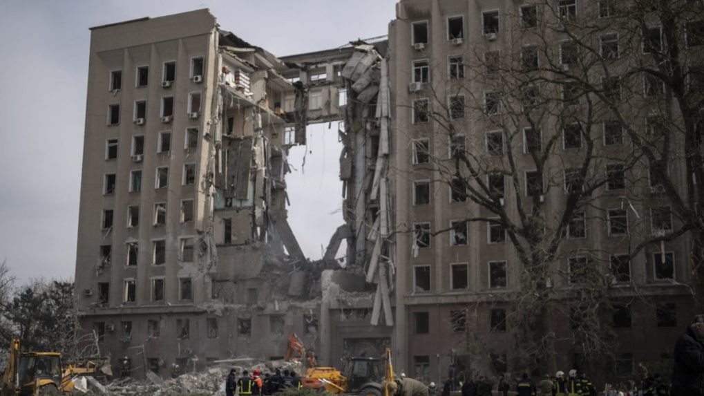 Po zásahu obytnej budovy hlási Ukrajina dvoch mŕtvych a troch zranených